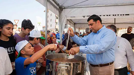 Yılmaz'dan aşure ve dondurma ikramı