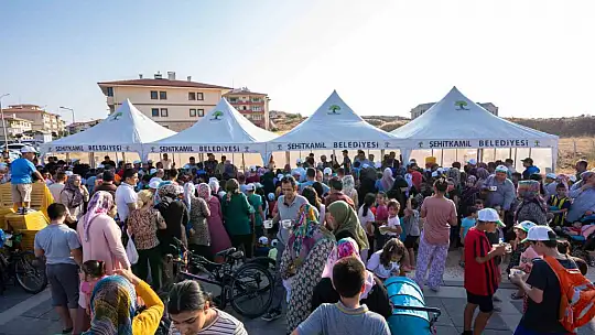 Yılmaz'dan aşure ve dondurma ikramı