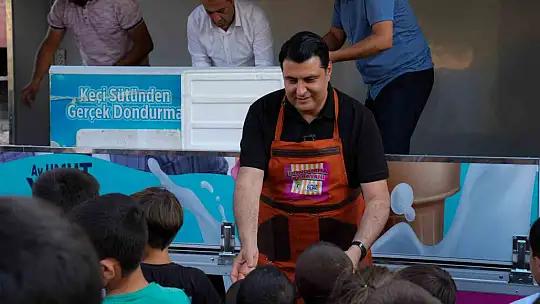Yılmaz'dan çocuklara için dondurma karavanı