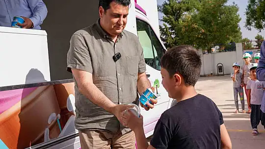 Yılmaz'dan çocuklara için dondurma karavanı