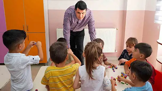 Yılmaz'dan Emrullah-Şule Anaokulu'na anlamlı ziyaret