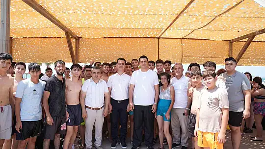 Yılmaz'dan öğrencilere karne hediyesi