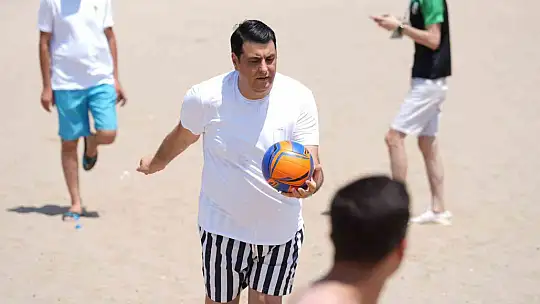 Yılmaz'dan öğrencilere karne hediyesi