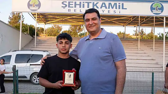 Yılmaz, dereceye giren güreşçileri ödüllendirdi