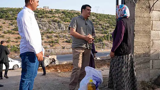 Yılmaz, ihtiyaç sahiplerine gıda yardımını kendi elleriyle yaptı