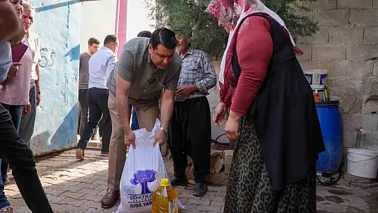 Yılmaz, ihtiyaç sahiplerine gıda yardımını kendi elleriyle yaptı