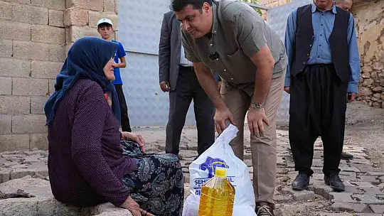 Yılmaz, ihtiyaç sahiplerine gıda yardımını kendi elleriyle yaptı