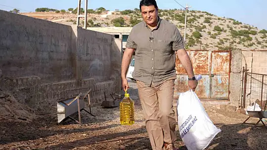 Yılmaz, ihtiyaç sahiplerine gıda yardımını kendi elleriyle yaptı