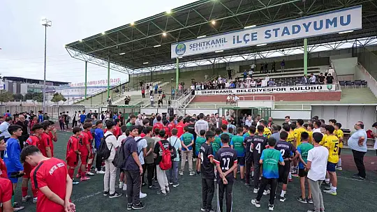 Yılmaz, turnuvaya katılan sporculara teşekkür etti