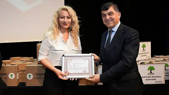 YKS'de başarılı olan öğrencilere bilgisayar armağan edildi
