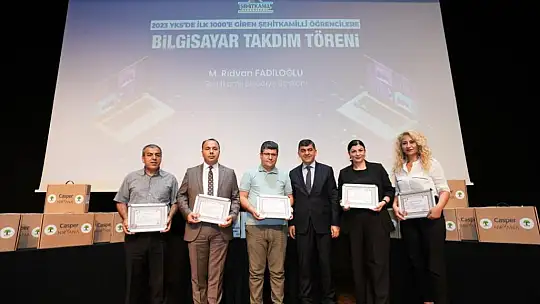 YKS'de başarılı olan öğrencilere bilgisayar armağan edildi