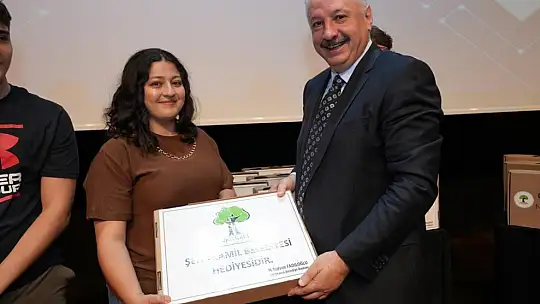 YKS'de başarılı olan öğrencilere bilgisayar armağan edildi