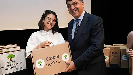 YKS'de başarılı olan öğrencilere bilgisayar armağan edildi