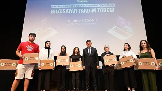 YKS'de başarılı olan öğrencilere bilgisayar armağan edildi