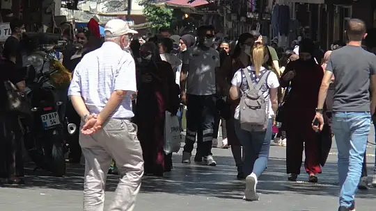 Yoğun bakım hasta sayısı artıyor, çarşıdaki yoğunluk azalmıyor