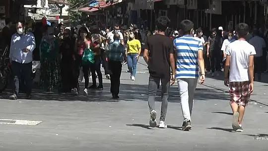 Yoğun bakım hasta sayısı artıyor, çarşıdaki yoğunluk azalmıyor