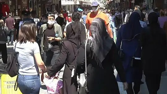 Yoğun bakım hasta sayısı artıyor, çarşıdaki yoğunluk azalmıyor