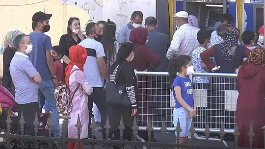 Yoğun bakım hasta sayısı artıyor, çarşıdaki yoğunluk azalmıyor