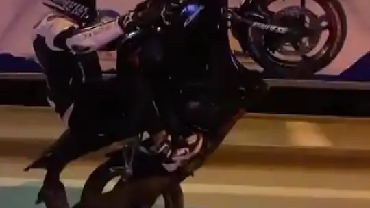 Yoğun trafikte motosikletin önünü kaldırarak akrobatik hareketler yaptı