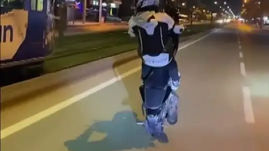 Yoğun trafikte motosikletin önünü kaldırarak akrobatik hareketler yaptı