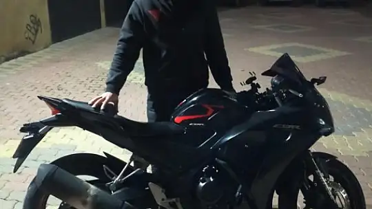 Yoğun trafikte motosikletin önünü kaldırarak akrobatik hareketler yaptı