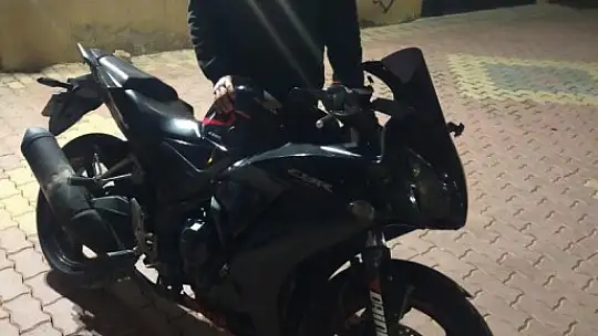 Yoğun trafikte motosikletin önünü kaldırarak akrobatik hareketler yaptı