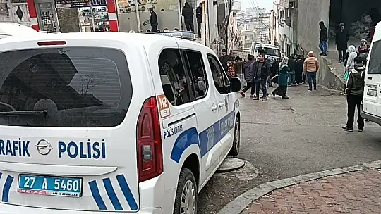 Yokuş aşağı kayan kum yüklü kamyon evin içine girdi