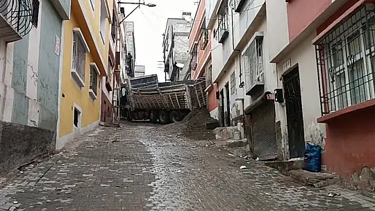 Yokuş aşağı kayan kum yüklü kamyon evin içine girdi