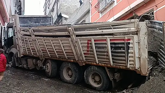 Yokuş aşağı kayan kum yüklü kamyon evin içine girdi
