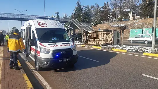 Yolcu minibüsü buzlanma nedeniyle devrildi: 3 yaralı