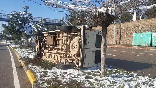 Yolcu minibüsü buzlanma nedeniyle devrildi: 3 yaralı