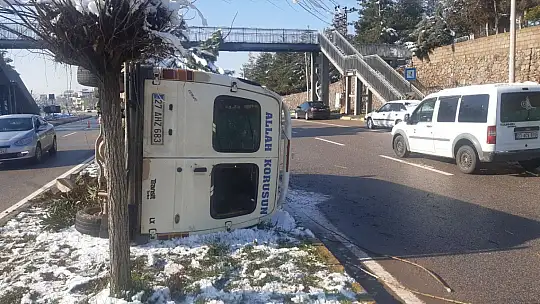 Yolcu minibüsü buzlanma nedeniyle devrildi: 3 yaralı
