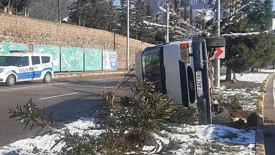 Yolcu minibüsü buzlanma nedeniyle devrildi: 3 yaralı