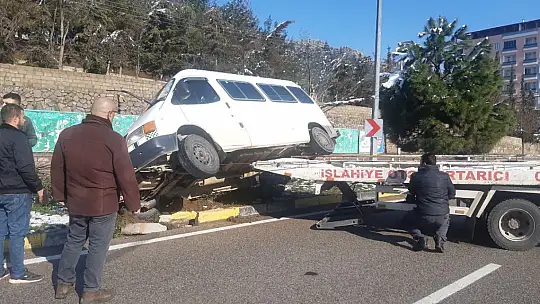 Yolcu minibüsü buzlanma nedeniyle devrildi: 3 yaralı