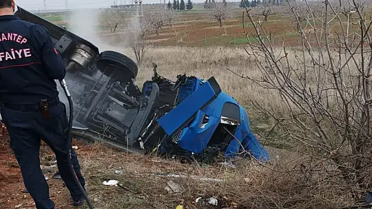 Yolcu minibüsü tıra çarptı: 1 yaralı