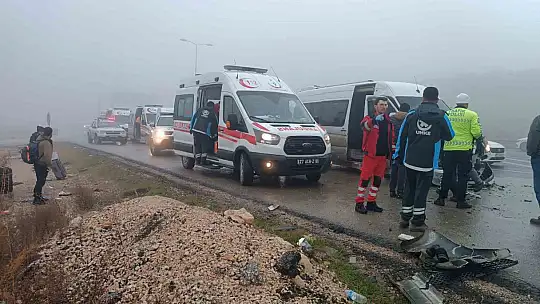 Yolcu minibüsü vince çarptı: 9 yaralı