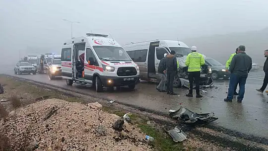 Yolcu minibüsü vince çarptı: 9 yaralı