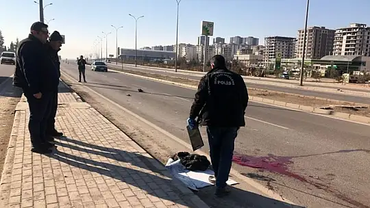 Yolun karşısına geçerken canından oldu