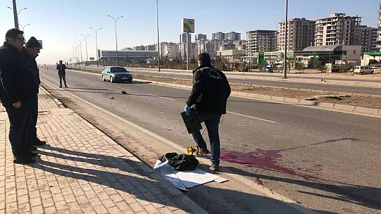 Yolun karşısına geçerken canından oldu