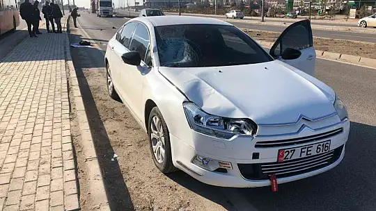 Yolun karşısına geçerken canından oldu