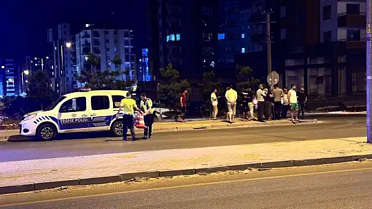 Yolun karşısına geçmek isteyen çifte otomobil çarptı: 1'i ağır 2 yaralı