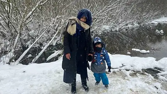 Yunanistan'ın zulmettiği göçmenler donmaktan kurtarıldı