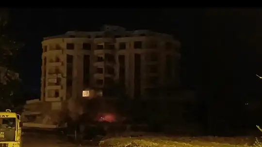 Yüzlerce kilo patlayıcı 6 katlı binayı yıkamadı