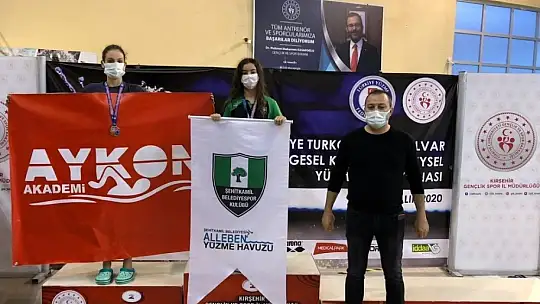 Yüzücüler, başarılarını sağlık camiasına armağan ettiler