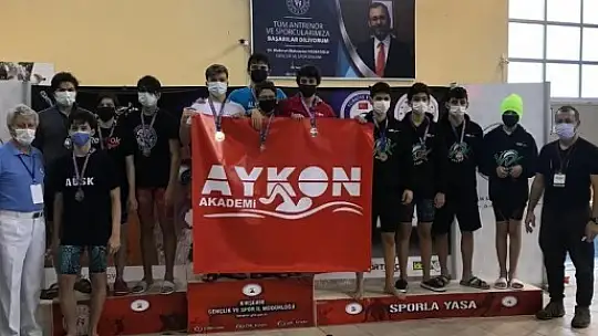 Yüzücüler, başarılarını sağlık camiasına armağan ettiler