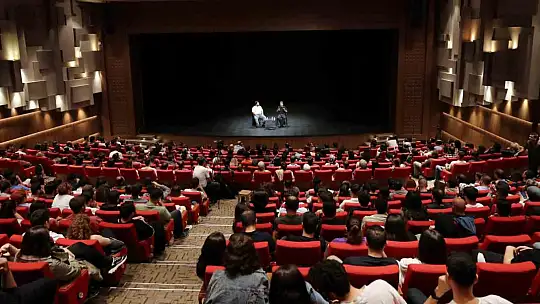 Zeki Demirkubuz GAÜN öğrencileriyle bir araya geldi