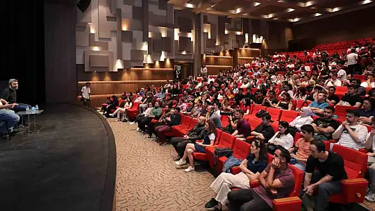 Zeki Demirkubuz GAÜN öğrencileriyle bir araya geldi