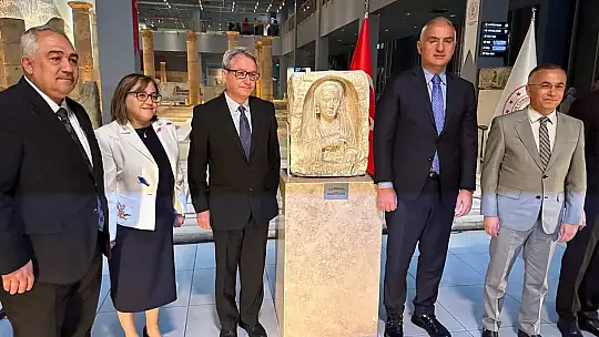 Zeugma kökenli mezar steli, düzenlenen törenle Türkiye'ye iade edildi