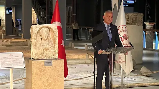 Zeugma kökenli mezar steli, düzenlenen törenle Türkiye'ye iade edildi