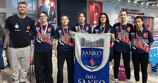 SANKO Okulları genç kız yüzme takımı, bölge şampiyonu oldu
